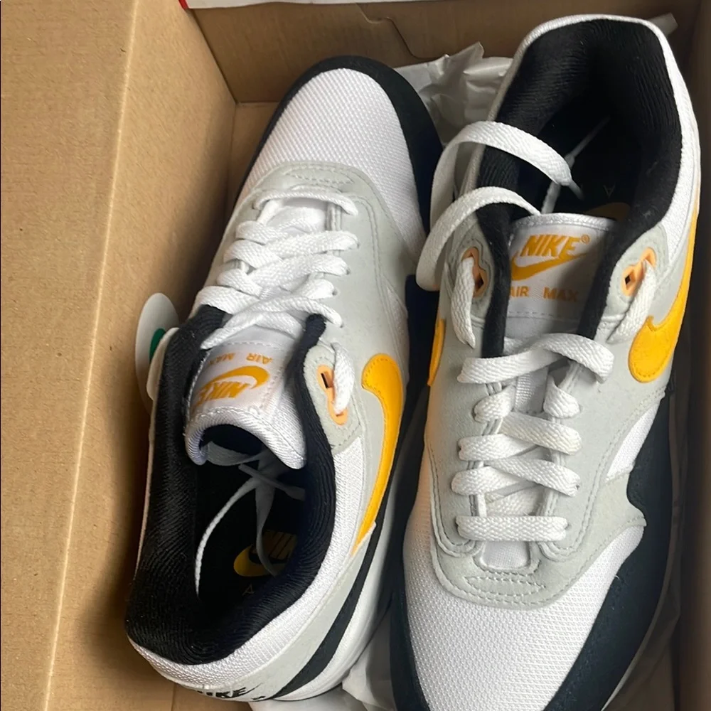 BRAND NEW Nike Air Max Sneakers - White, Black, Yellow - Picture 4 of 4